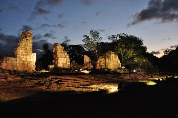 Iluminação torna as ruínas da Missão de Santa Ana, próximo à San Ignacio Mini, na Argentina, ainda mais belas e instigantes